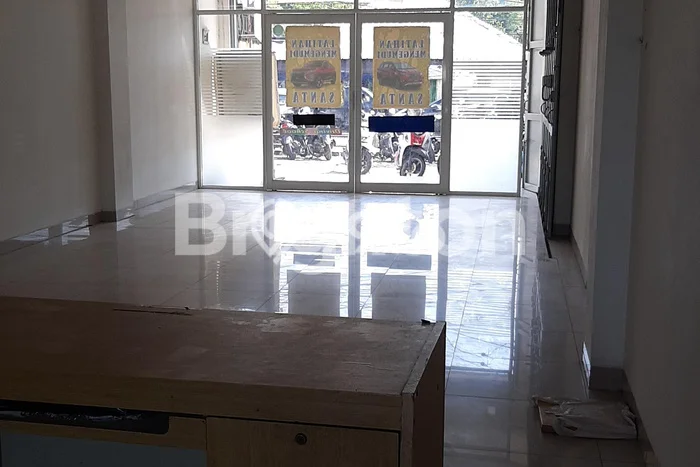 LOKASI PREMIUM! Ruko Kawasan Usaha Kawasan , Luas 270m2m², Siap Operasional LOKASI PREMIUM! Ruko Kawasan Usaha Kawasan , Luas 270m2m², Siap Operasional