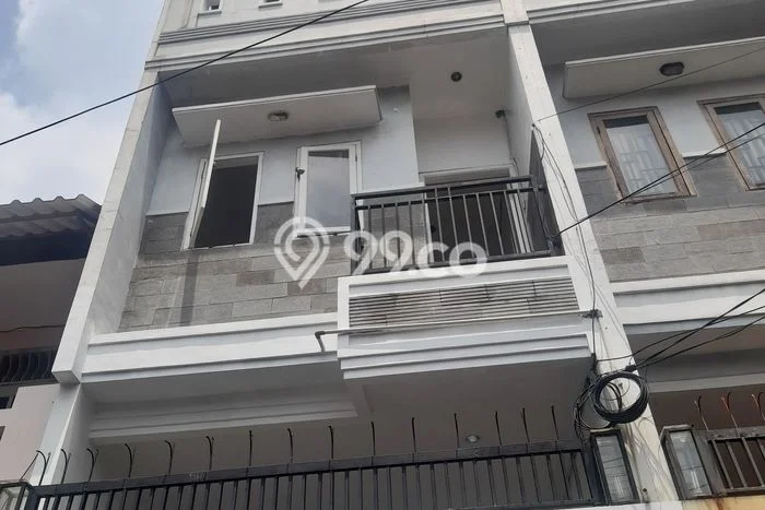 Disewakan! Rumah 4 Kamar Tidur &
4 Kamar Mandi di Tanjung Duren, Jakarta Barat Disewakan! Rumah 4 Kamar Tidur &
4 Kamar Mandi di Tanjung Duren, Jakarta Barat