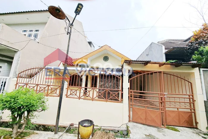 LOKASI TERBAIK! Rumah di Malang Kota, 2 KT, Lingkungan Elite, Luas 144m2m² Bangunan 75m2m² LOKASI TERBAIK! Rumah di Malang Kota, 2 KT, Lingkungan Elite, Luas 144m2m² Bangunan 75m2m²