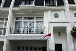 Rumah Nyaman di Kembangan, Jakarta Barat, Luas 121m² Bangunan 304m² Rumah Nyaman di Kembangan, Jakarta Barat, Luas 121m² Bangunan 304m²