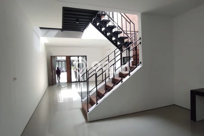 Rumah Luas Asri 3 KT Siap Pakai di Cirendeu Jakarta Selatan Rumah Luas Asri 3 KT Siap Pakai di Cirendeu Jakarta Selatan