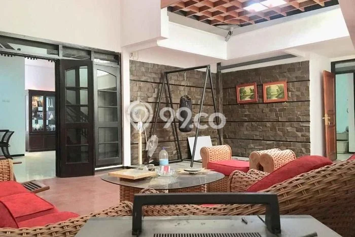 Rumah Elit Modern Tanpa Renovasi di Semolowaru Surabaya Rumah Elit Modern Tanpa Renovasi di Semolowaru Surabaya