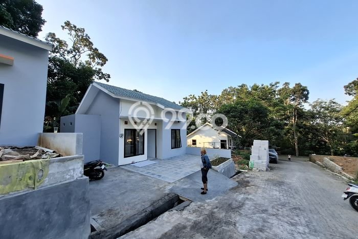 SIAP HUNI! Rumah Asri di Gunung Pati, LT 124m2m² Bangunan 42m2m² SIAP HUNI! Rumah Asri di Gunung Pati, LT 124m2m² Bangunan 42m2m²