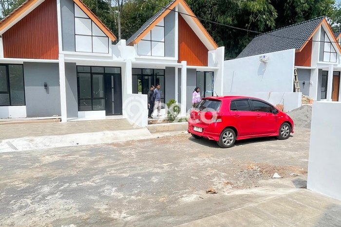 PROPERTI UNGGULAN! Rumah Strategis area Gunung Pati, LT 120m² LB 40m² PROPERTI UNGGULAN! Rumah Strategis area Gunung Pati, LT 120m² LB 40m²