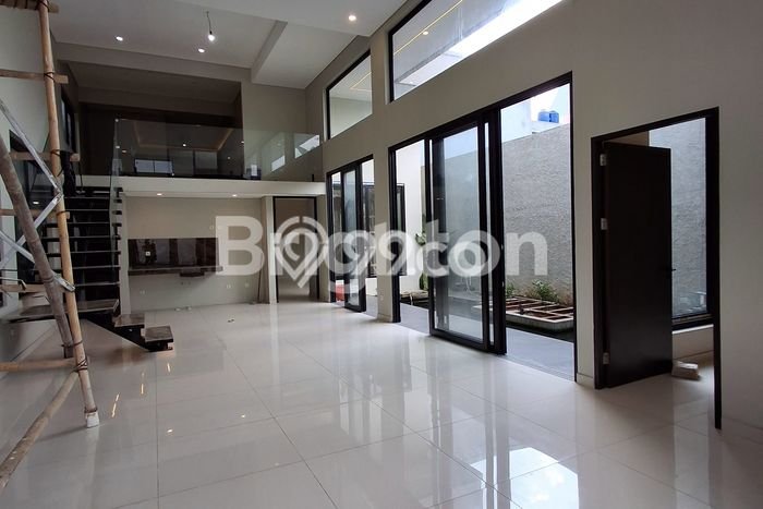Ready to Use! Luxury House LT 250m2 Desain Elegan di Meruya Ready to Use! Luxury House LT 250m2 Desain Elegan di Meruya