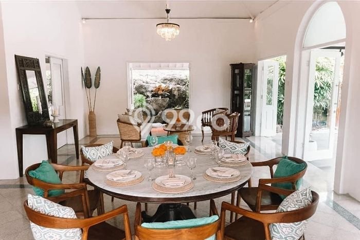 Rumah area Seminyak, Badung, Luas 850m² Bangunan 200m² Rumah area Seminyak, Badung, Luas 850m² Bangunan 200m²
