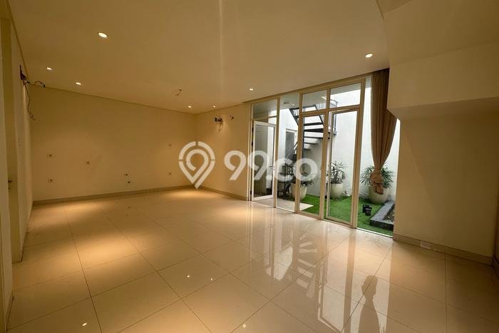 Rumah 3 KT 3 KM di Area Pakuwon, Surabaya Rumah 3 KT 3 KM di Area Pakuwon, Surabaya