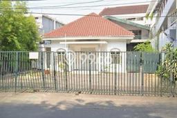 Lokasi strategis! Rumah siap huni dikontrakkan di Sawahan LB 400m2 Lokasi strategis! Rumah siap huni dikontrakkan di Sawahan LB 400m2