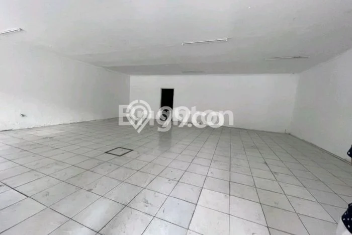 LOKASI STRATEGIS! Rumah kawasan Jemursari, Akses ke Tol, 0 KT, LT 485m2m² Bangunan 240m2m² LOKASI STRATEGIS! Rumah kawasan Jemursari, Akses ke Tol, 0 KT, LT 485m2m² Bangunan 240m2m²