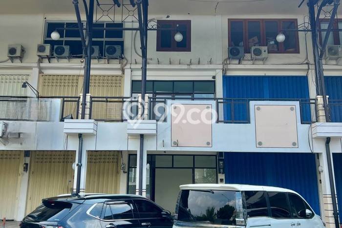 LOKASI SUPER STRATEGIS! Ruko di Graha, Luas 180m², Ramai Pengunjung LOKASI SUPER STRATEGIS! Ruko di Graha, Luas 180m², Ramai Pengunjung