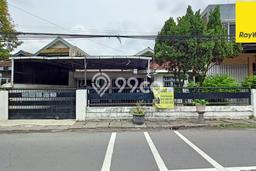 Rumah 5 Kamar Tidur Desain Minimalis di Kawasan Elite Jambangan, Surabaya Rumah 5 Kamar Tidur Desain Minimalis di Kawasan Elite Jambangan, Surabaya