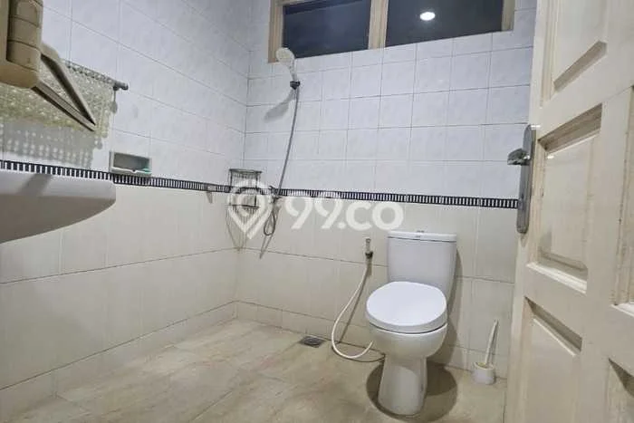 Sewa Rumah Harga Terjangkau di Modernland Tangerang dengan 5 Kamar Tidur Sewa Rumah Harga Terjangkau di Modernland Tangerang dengan 5 Kamar Tidur