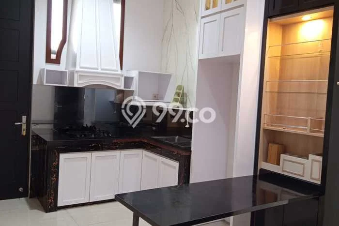 Disewakan Rumah Murah di Pakuwon Indah Surabaya dengan 5 KT Disewakan Rumah Murah di Pakuwon Indah Surabaya dengan 5 KT