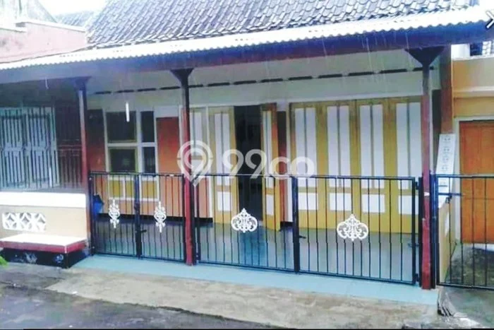 Jual Rumah Bagus Siap Huni LB 100m2 di Laweyan, Surakarta Jual Rumah Bagus Siap Huni LB 100m2 di Laweyan, Surakarta