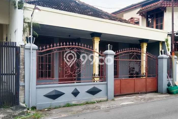 Lokasi terbaik! Rumah siap pakai dikontrakkan di Laweyan LB 90m2 Lokasi terbaik! Rumah siap pakai dikontrakkan di Laweyan LB 90m2