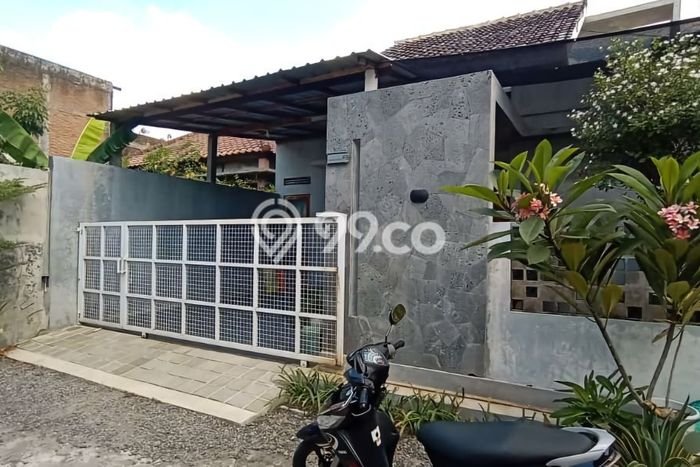 Dijual Cepat Rumah Bagus Siap Huni LB 100m2 di Colomadu, Karanganyar Dijual Cepat Rumah Bagus Siap Huni LB 100m2 di Colomadu, Karanganyar