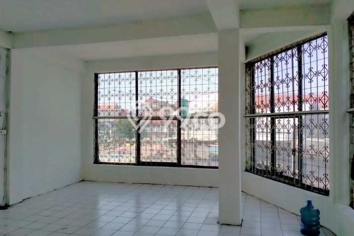 Ruko Dijual di Jakarta Barat LT 110m2 & LB 214m2 Lokasi Terbaik! Ruko Dijual di Jakarta Barat LT 110m2 & LB 214m2 Lokasi Terbaik!