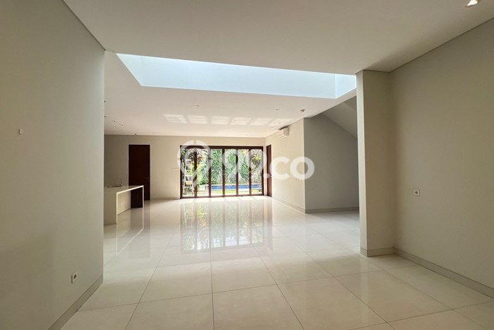 Lokasi terbaik! Rumah siap huni disewakan di Menteng LB 550m2 Lokasi terbaik! Rumah siap huni disewakan di Menteng LB 550m2