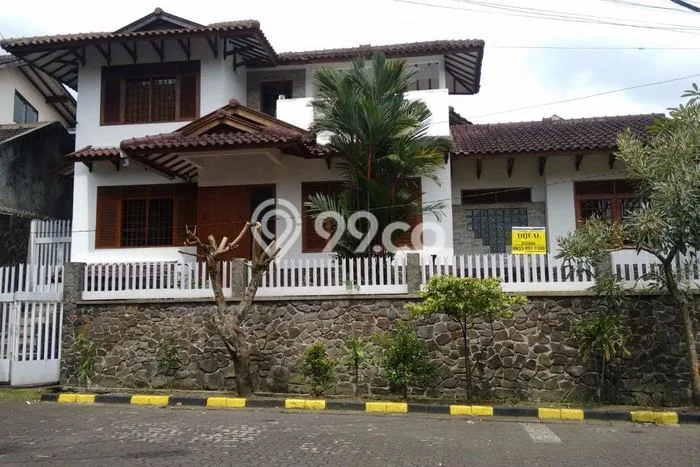 Rumah Elit LB 350m2 Siap Pakai Desain Elegan di Cikutra, Bandung Rumah Elit LB 350m2 Siap Pakai Desain Elegan di Cikutra, Bandung