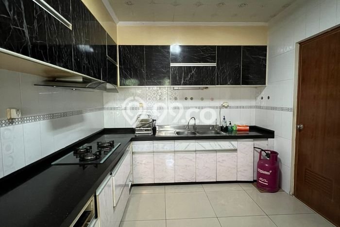 Disewakan! Rumah 4 Kamar Tidur &
3 Kamar Mandi di Pantai Indah Kapuk, Jakarta Utara Disewakan! Rumah 4 Kamar Tidur &
3 Kamar Mandi di Pantai Indah Kapuk, Jakarta Utara