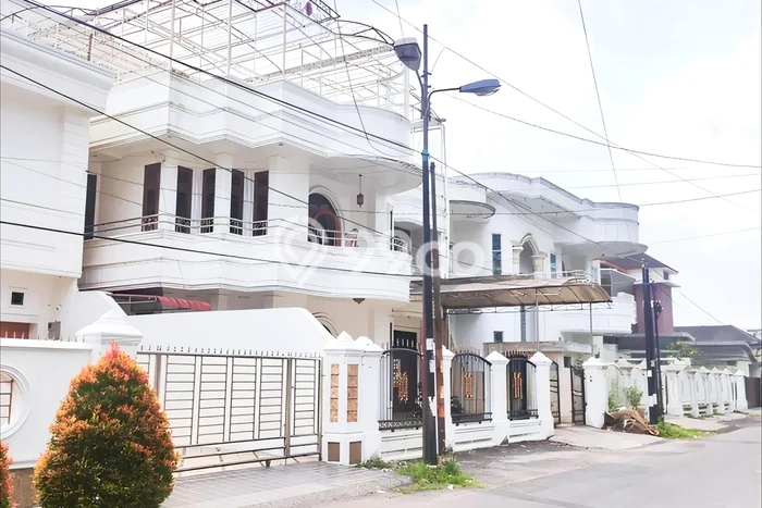 Lokasi terbaik! Rumah siap huni disewakan di Medan Petisah LB 870m2 Lokasi terbaik! Rumah siap huni disewakan di Medan Petisah LB 870m2