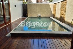 RARE UNIT! Rumah kawasan , 3 KM, View Indah, Luas 153m2m² Bangunan 156m2m² RARE UNIT! Rumah kawasan , 3 KM, View Indah, Luas 153m2m² Bangunan 156m2m²