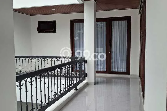 Ready to Use! Premium House LT 240m2 Desain Elegan di Cibubur Ready to Use! Premium House LT 240m2 Desain Elegan di Cibubur