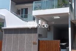 Ready to Use! Premium House LT 180m2 Desain Elegan di Taman Surya Ready to Use! Premium House LT 180m2 Desain Elegan di Taman Surya