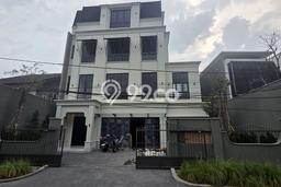 Siap Huni Rumah Mewah 4 Kamar di Kebayoran Baru Dekat ke Mana Pun Siap Huni Rumah Mewah 4 Kamar di Kebayoran Baru Dekat ke Mana Pun