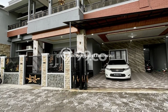 Rumah Mewah LB 420m2 Siap Huni Desain Elegan di Maguwoharjo, Yogyakarta Rumah Mewah LB 420m2 Siap Huni Desain Elegan di Maguwoharjo, Yogyakarta
