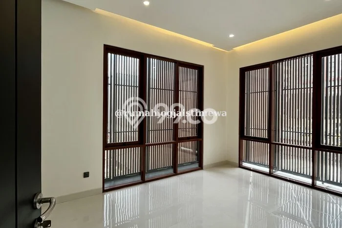 For Sale Hunian Rumah Terawat 4 KT di Seturan, Yogyakarta For Sale Hunian Rumah Terawat 4 KT di Seturan, Yogyakarta