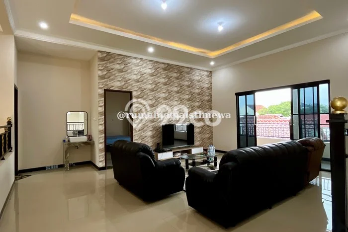 Rumah Mewah LB 420m2 Siap Huni Desain Elegan di Maguwoharjo, Yogyakarta Rumah Mewah LB 420m2 Siap Huni Desain Elegan di Maguwoharjo, Yogyakarta