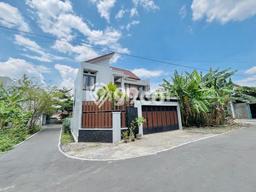 For Sale Rumah 3 Kamar Lokasi Strategis Bagus dan Strategis di Banyuanyar For Sale Rumah 3 Kamar Lokasi Strategis Bagus dan Strategis di Banyuanyar