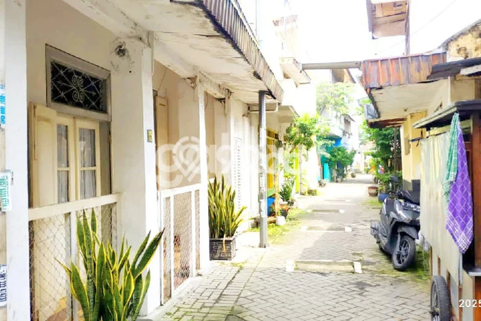 Hunian Cantik Modern Lb 140m2 di Genteng, Surabaya Hunian Cantik Modern Lb 140m2 di Genteng, Surabaya