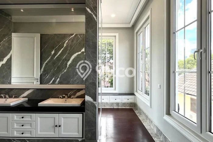 Siap Huni Rumah Mewah 4 Kamar di Menteng Dekat ke Mana Pun Siap Huni Rumah Mewah 4 Kamar di Menteng Dekat ke Mana Pun