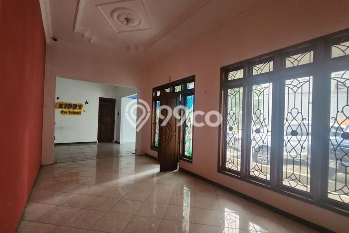 Lokasi strategis! Rumah siap pakai disewakan di Banyumanik LB 300m2 Lokasi strategis! Rumah siap pakai disewakan di Banyumanik LB 300m2