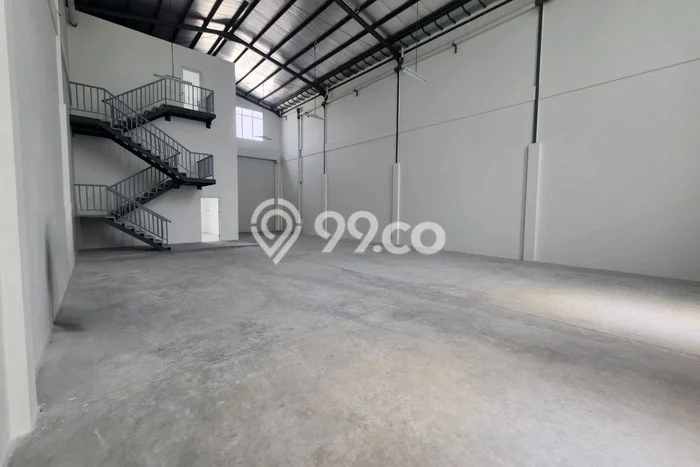 Disewakan Gudang di Kawasan Ramai Manyar Luas 324m2 Disewakan Gudang di Kawasan Ramai Manyar Luas 324m2