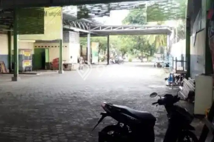 Disewakan Gudang di Kawasan Ramai Manyar Luas 100m2 Disewakan Gudang di Kawasan Ramai Manyar Luas 100m2