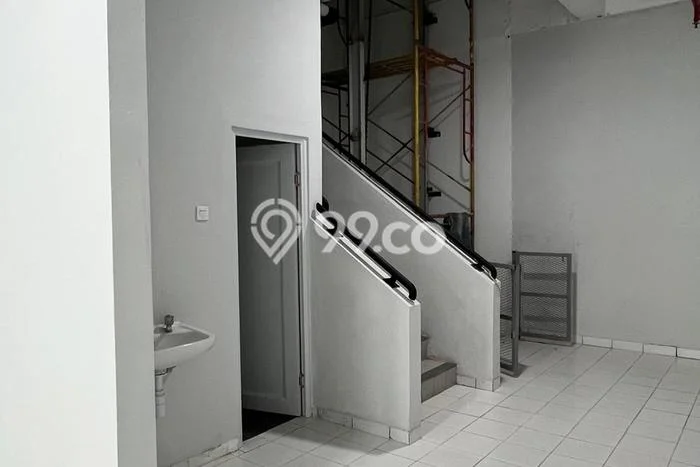 Ruko Disewa di Jakarta Barat dengan LB 360m2 Area Komersial Ramai Ruko Disewa di Jakarta Barat dengan LB 360m2 Area Komersial Ramai