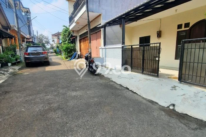 Rumah Luas Asri 3 KT Siap Pakai di Bintaro Tangerang Selatan Rumah Luas Asri 3 KT Siap Pakai di Bintaro Tangerang Selatan