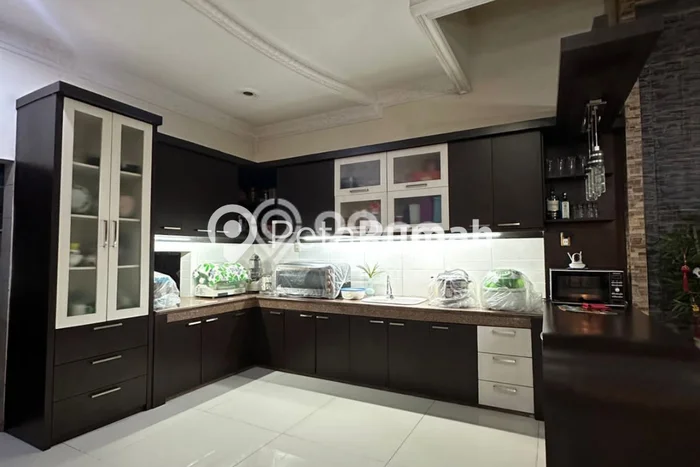 BISNIS POTENSIAL! Vila Kawasan Medan Barat, Luas 210m2m², ROI Tinggi BISNIS POTENSIAL! Vila Kawasan Medan Barat, Luas 210m2m², ROI Tinggi