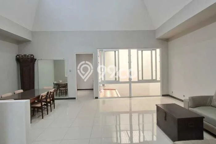Disewakan! Rumah 3 Kamar Tidur &
2 Kamar Mandi di Kedoya, Jakarta Barat Disewakan! Rumah 3 Kamar Tidur &
2 Kamar Mandi di Kedoya, Jakarta Barat