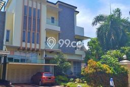 Rumah Nyaman dengan 7 Kamar Tidur dan 7 Kamar Mandi di Area Alam Sutera, Tangerang Rumah Nyaman dengan 7 Kamar Tidur dan 7 Kamar Mandi di Area Alam Sutera, Tangerang