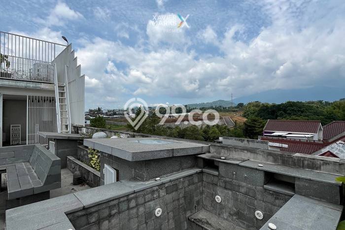 Rumah Elit LB 600m2 Siap Pakai Desain Elegan di Villa Puncak Tidar, Malang Rumah Elit LB 600m2 Siap Pakai Desain Elegan di Villa Puncak Tidar, Malang