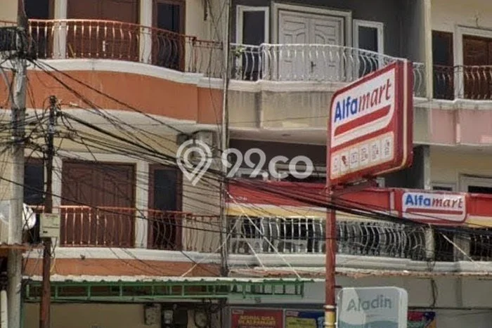 Ruko Disewa di Jakarta Barat dengan LB 225m2 Area Komersial Ramai Ruko Disewa di Jakarta Barat dengan LB 225m2 Area Komersial Ramai