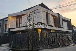 Rumah Elit LB 305m2 Siap Huni Desain Elegan di Manyar, Surabaya Rumah Elit LB 305m2 Siap Huni Desain Elegan di Manyar, Surabaya