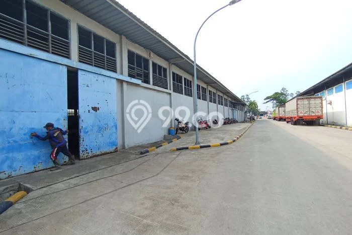 Gudang Area Perdagangan di Daan Mogot, Luas 2400m², Siap Operasi Gudang Area Perdagangan di Daan Mogot, Luas 2400m², Siap Operasi