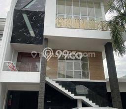For Sale Hunian Elegan Klasik di Jakarta Utara For Sale Hunian Elegan Klasik di Jakarta Utara
