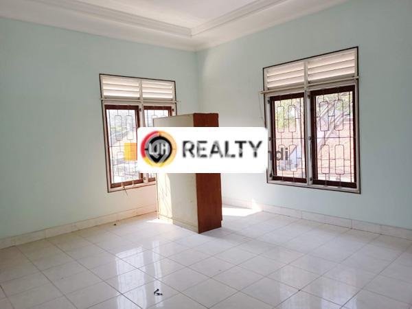 Lokasi strategis! Rumah siap huni disewakan di Semarang Tengah LB 135m2 Lokasi strategis! Rumah siap huni disewakan di Semarang Tengah LB 135m2