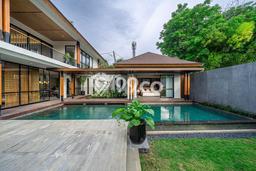 Rumah Mewah LB 400m2 Siap Pakai Desain Elegan di Jimbaran, Badung Rumah Mewah LB 400m2 Siap Pakai Desain Elegan di Jimbaran, Badung